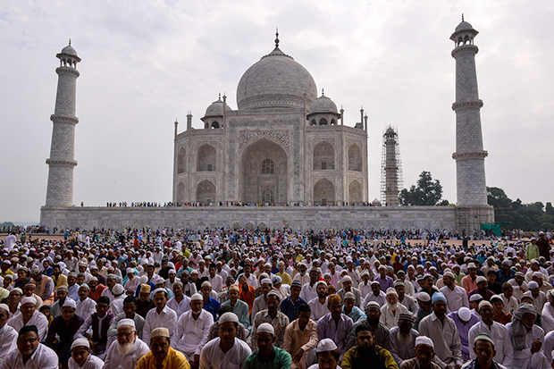 Indian Muslims pray during the Eid al-Adha festival at the mosque inside the Taj Mahal in Agra on September 13, 2016. Muslims across the world celebrate the annual festival of Eid al-Adha, or the Festival of Sacrifice, which marks the end of the Hajj pilgrimage to Mecca and in commemoration of Prophet Abraham's readiness to sacrifice his son to show obedience to God. / AFP PHOTO / CHANDAN KHANNA