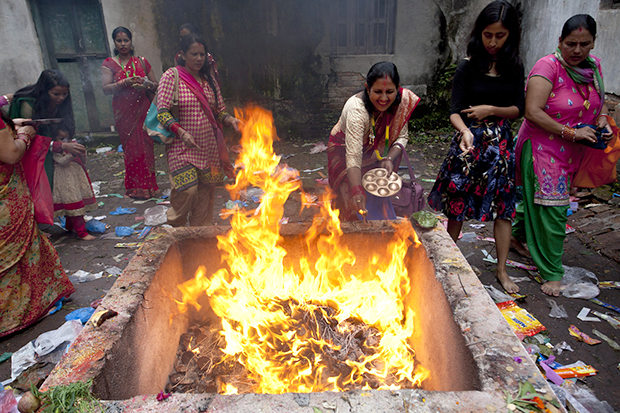 (160906) -- KATHMANDU, Sept. 6, 2016 (Xinhua) -- Nepalese Hindu women offer prayers during Rishi Panchami festival at Risheshwor Mahadev in Kathmandu, capital of Nepal, Sept. 6, 2016. Rishi Panchami festival marks the end of the three-day Teej festival when women worship Sapta Rishi (Seven Saints) and pray for health for their husband while unmarried women wish for handsome husband and happy conjugal lives. (Xinhua/Pratap Thapa)(zcc)